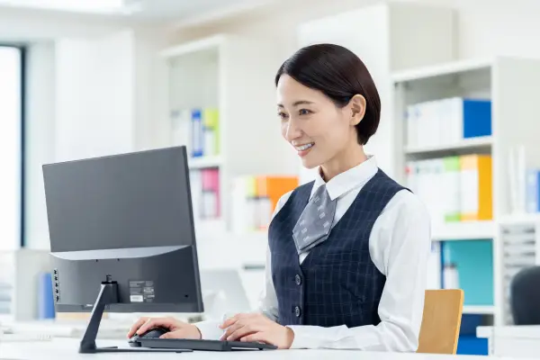 正社員として働く設備工事会社の事務員